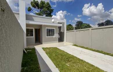 Imagem: A casa possui 3 Dormitórios, 1 Banheiro, 3 Vagas na garagem