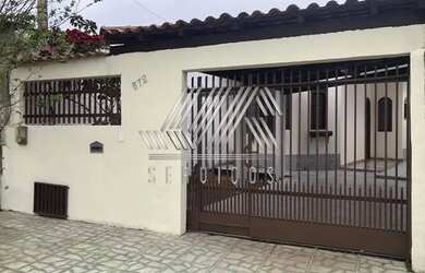 Imagem: A casa possui 2 Dormitórios, 1 Banheiro, 1 Vaga na garagem