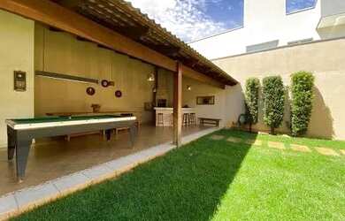 Imagem: A casa possui 3 Dormitórios, 2 Banheiros, 2 Vagas na garagem