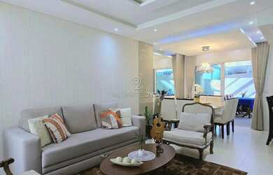 Imagem: A casa possui 3 Dormitórios, 3 Banheiros, 2 Vagas na garagem