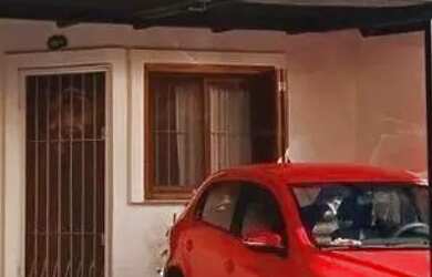 Imagem: A casa possui 2 Dormitórios, 2 Banheiros, 2 Vagas na garagem