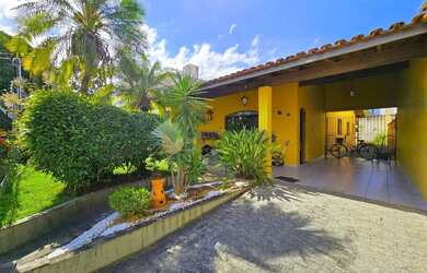 Imagem: A casa possui 4 Dormitórios, 2 Banheiros, 4 Vagas na garagem