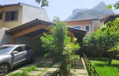 Imagem: A casa possui 4 Dormitórios, 5 Banheiros, 3 Vagas na garagem