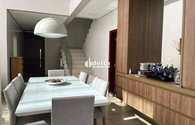 Imagem: A casa em condomínio à venda possui 3 Dormitórios, 4 Banheiros