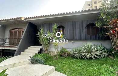 Imagem: A casa possui 3 Dormitórios, 3 Banheiros, 2 Vagas na garagem