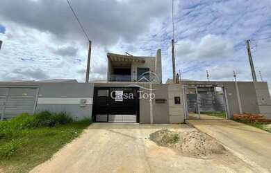 Imagem: A casa possui 3 Dormitórios, 2 Banheiros, 1 Vaga na garagem