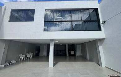 Imagem: O depósito possui 5 Vagas na garagem, 300m² de Área e está