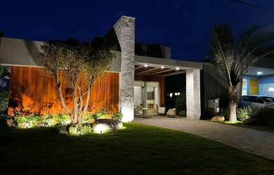 Imagem: A casa possui 4 Dormitórios, 5 Banheiros, 2 Vagas na garagem