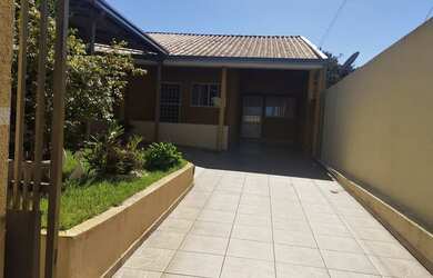 Imagem: A casa possui 3 Dormitórios, 2 Banheiros, 3 Vagas na garagem