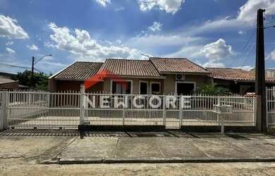 Imagem: A casa possui 3 Dormitórios, 2 Banheiros, 3 Vagas na garagem