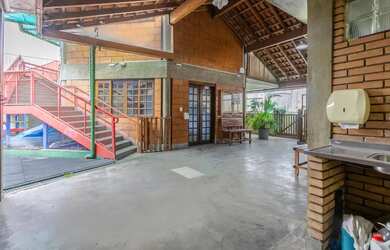 Imagem: O depósito possui 5 Vagas na garagem e 279m² de Área e está