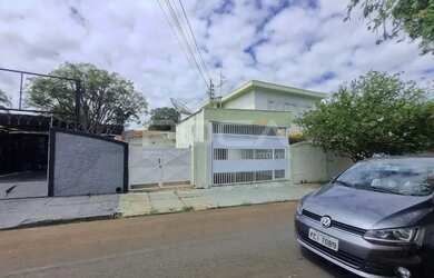 Imagem: A casa possui 3 Dormitórios, 2 Banheiros, 5 Vagas na garagem