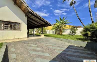 Imagem: A casa possui 3 Dormitórios, 2 Banheiros, 1 Vaga na garagem