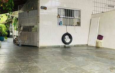 Imagem: A casa possui 2 Dormitórios, 1 Banheiro, 2 Vagas na garagem