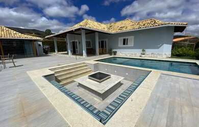 Imagem: A casa em condomínio à venda possui 5 Dormitórios, 5 Banheiros