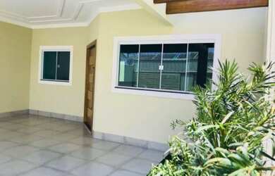 Imagem: A casa possui 3 Dormitórios, 2 Banheiros, 2 Vagas na garagem