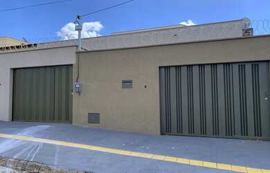 Imagem: A casa possui 3 Dormitórios, 2 Banheiros, 3 Vagas na garagem