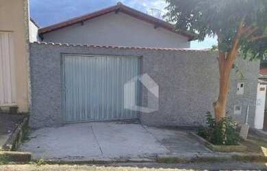 Imagem: A casa possui 3 Dormitórios, 2 Banheiros, 2 Vagas na garagem