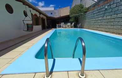 Imagem: A casa possui 4 Dormitórios, 4 Banheiros, 2 Vagas na garagem