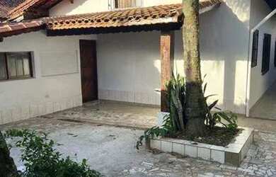 Imagem: A casa possui 3 Dormitórios, 2 Banheiros, 4 Vagas na garagem