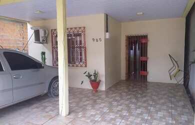 Imagem: A casa possui 2 Dormitórios, 1 Banheiro, 2 Vagas na garagem