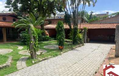 Imagem: A casa possui 3 Dormitórios, 1 Banheiro, 5 Vagas na garagem