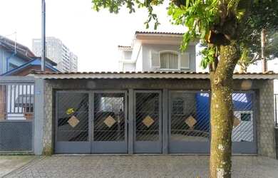 Imagem: A casa possui 4 Dormitórios, 5 Banheiros, 4 Vagas na garagem