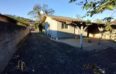 Imagem: A casa possui 3 Dormitórios, 1 Banheiro, 1 Vaga na garagem