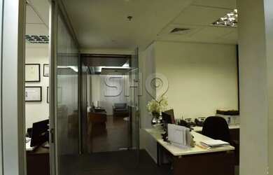 Imagem: O depósito possui 5 Vagas na garagem e 385m² de Área e está