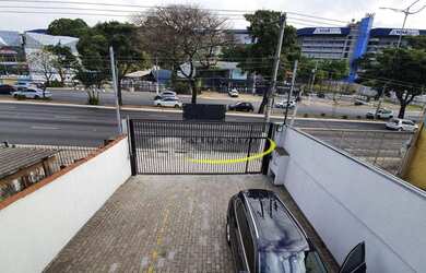 Imagem: O depósito possui 5 Vagas na garagem e 179m² de Área e está