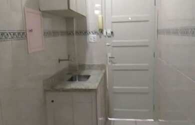 Imagem: A kitnet possui 1 Dormitório, 1 Banheiro, 1 Vaga na garagem