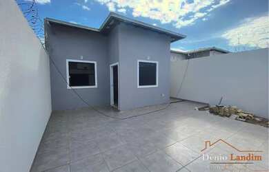 Imagem: A casa possui 3 Dormitórios, 2 Banheiros, 1 Vaga na garagem