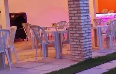 Imagem: A casa possui 1 Banheiro e 5 Vagas na garagem e está localizado