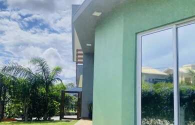 Imagem: A casa possui 2 Dormitórios, 2 Banheiros, 2 Vagas na garagem