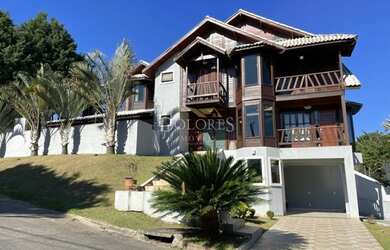 Imagem: A casa em condomínio possui 4 Dormitórios, 5 Banheiros, 228m²