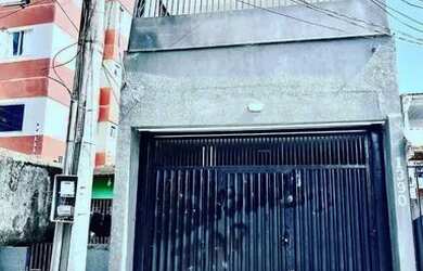 Imagem: A casa possui 4 Dormitórios, 3 Banheiros, 2 Vagas na garagem