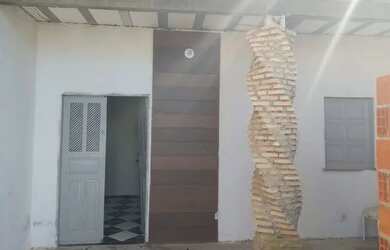 Imagem: A casa possui 2 Dormitórios, 2 Banheiros, 2 Vagas na garagem