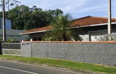 Imagem: A casa possui 4 Dormitórios, 2 Banheiros, 105m² de Área e