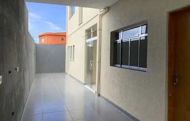 Imagem: A casa possui 3 Dormitórios, 3 Banheiros, 2 Vagas na garagem