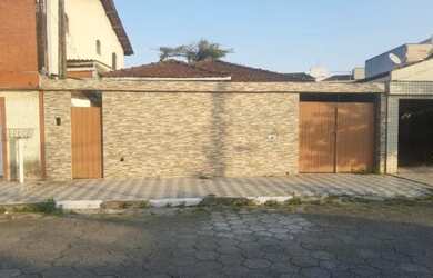 Imagem: A casa possui 2 Dormitórios, 2 Banheiros, 3 Vagas na garagem