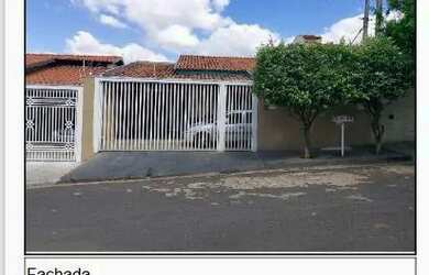 Imagem: A casa possui 2 Dormitórios, 1 Banheiro, 2 Vagas na garagem