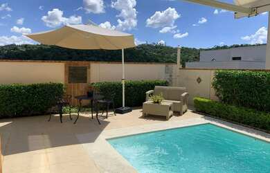 Imagem: A casa em condomínio possui 4 Dormitórios, 5 Banheiros, 4