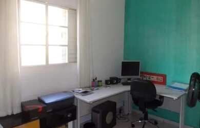 Imagem: A casa possui 3 Dormitórios, 2 Banheiros, 1 Vaga na garagem