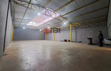 Imagem: O depósito possui 2 Vagas na garagem, 400m² de Área e está