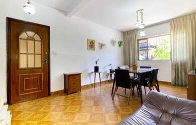 Imagem: A casa possui 3 Dormitórios, 3 Banheiros, 2 Vagas na garagem