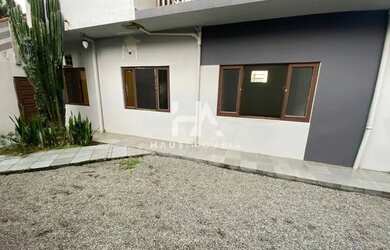 Imagem: A casa possui 2 Dormitórios, 1 Banheiro, 2 Vagas na garagem