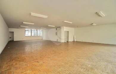 Imagem: O depósito possui 5 Vagas na garagem e 3517m² de Área e está