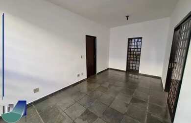 Imagem: O apartamento possui 3 Dormitórios, 1 Banheiro, 1 Vaga na garagem