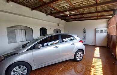 Imagem: A casa possui 5 Dormitórios, 3 Banheiros, 3 Vagas na garagem