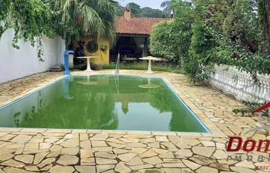 Imagem: A casa possui 3 Dormitórios, 4 Banheiros, 2 Vagas na garagem